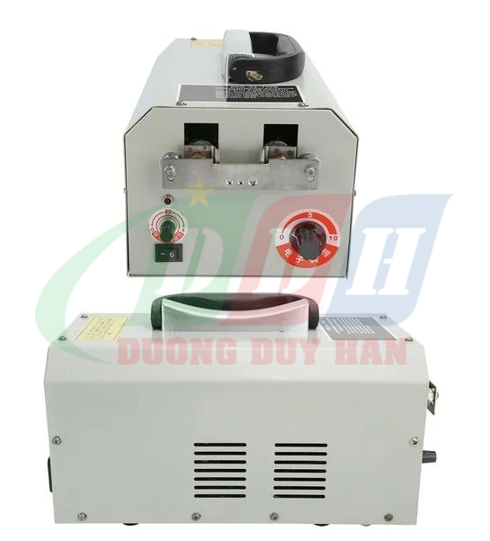 Máy Cắt Mỏ Gà 9DQ-X4 không chỉ là một dụng cụ, mà còn là một "người hùng không mặc áo choàng" đứng sau sự phát triển vượt trội của trại gà của bạn. Được trang bị lõi đồng cao cấp và mạnh mẽ, máy đảm bảo hiệu suất và độ bền tuyệt đối, giúp bạn cắt mỏ gà một cách nhanh chóng, an toàn và chính xác.